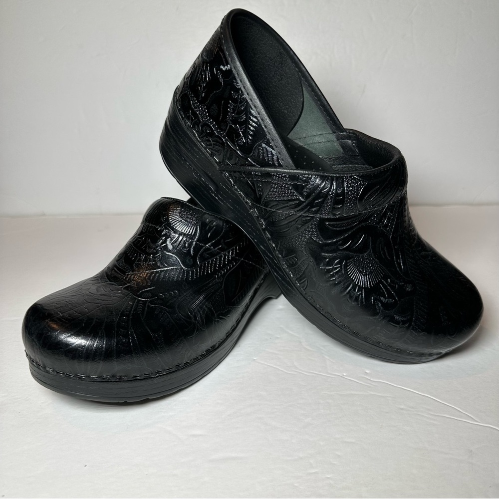 Dansko Professional Women's Clog Black Tooled Leather Sz 40 ( 9.5 - 10 )